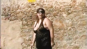 Amateur chuncky woman in mask have sex with a stranger